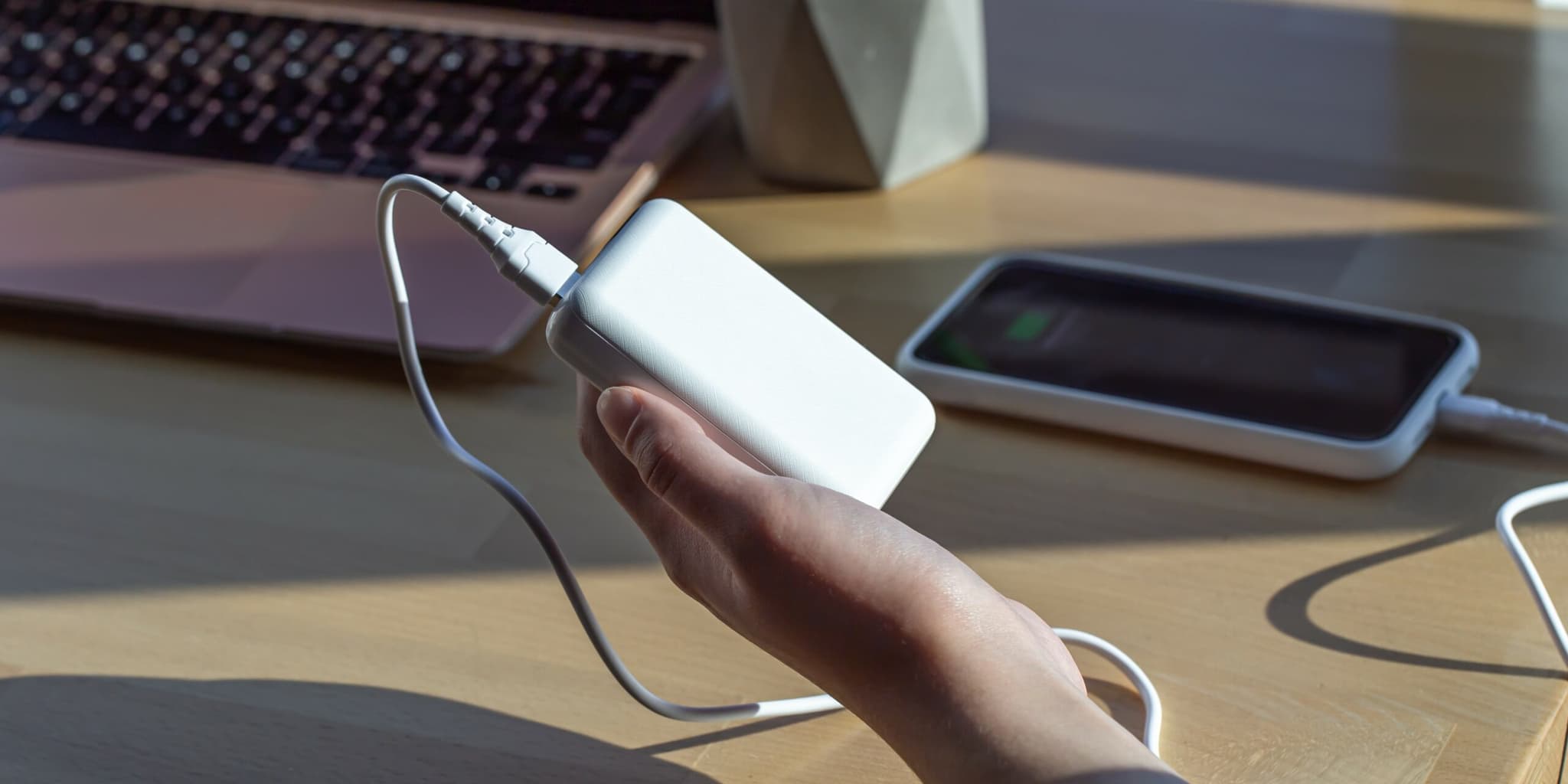 Powerbank - білий павербанк в руці