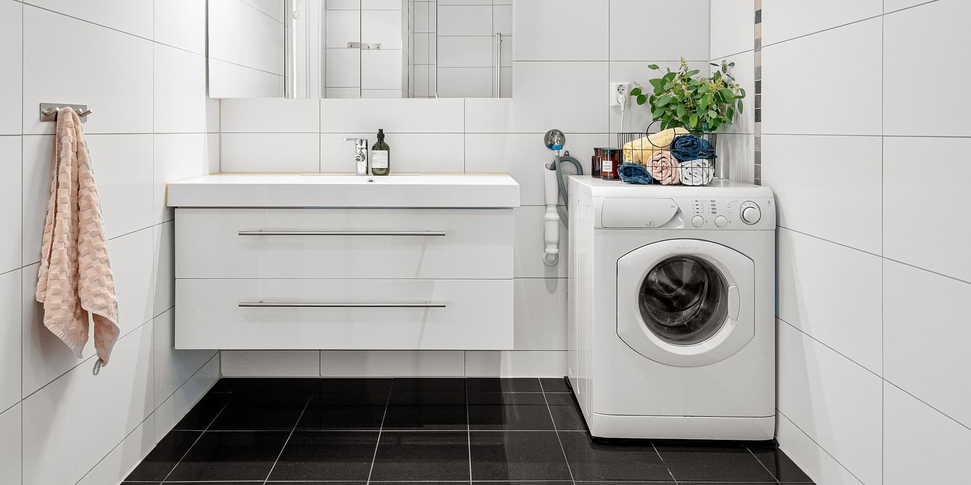 Пральна машина - пральна машина у ванній кімнаті