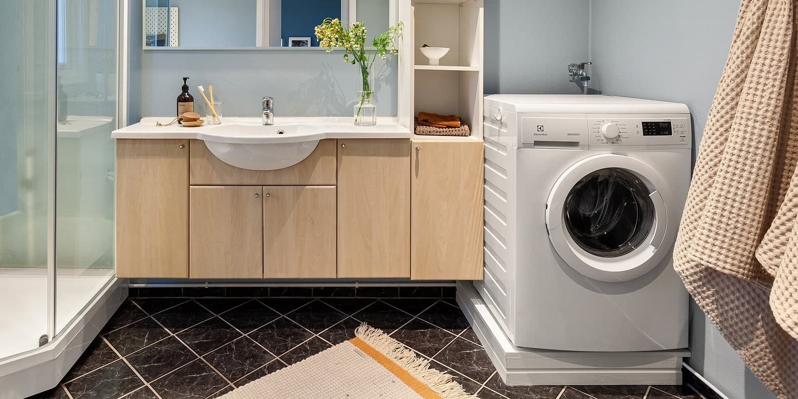 Пральна машина - пральна машина у ванній кімнаті