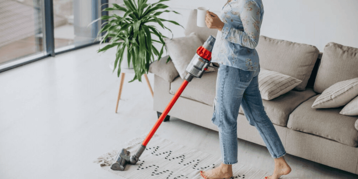Ручний пилосос - жінка, яка пилососить