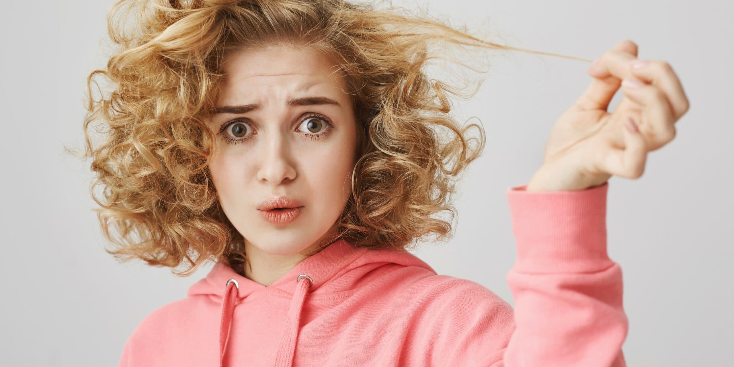 Плойка - жінка з хвилястим волоссям