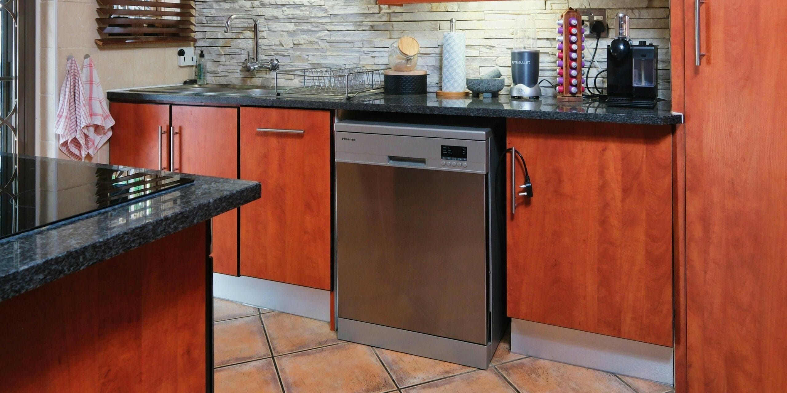 Посудомийна машина - окремо стояча посудомийна машина