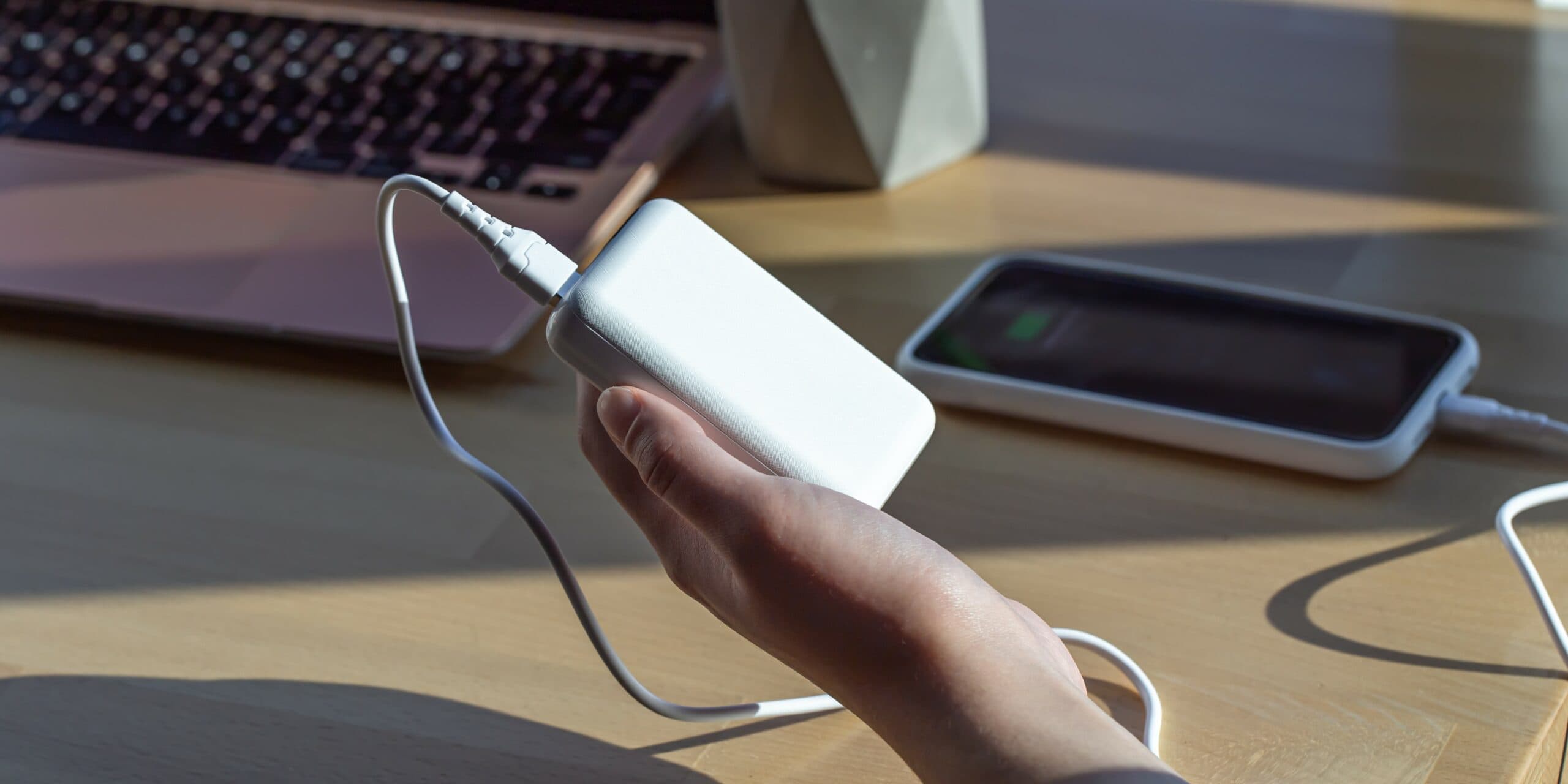 Powerbank - білий павербанк в руці